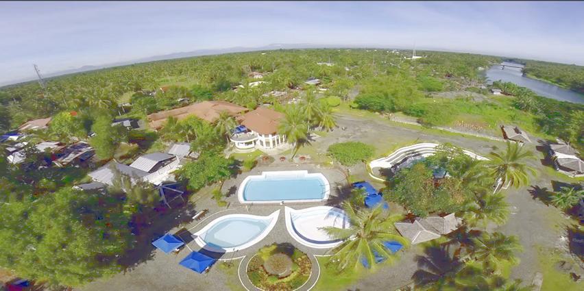 Hotel Gazebo Pools And Restaurant à Cabadbaran Extérieur photo